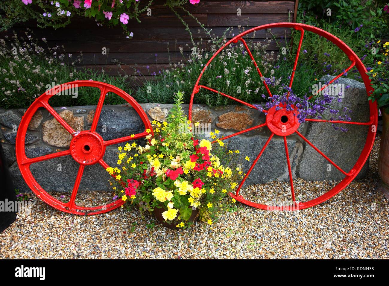 Garden Old Wagon Wheels Banque D Image Et Photos Alamy