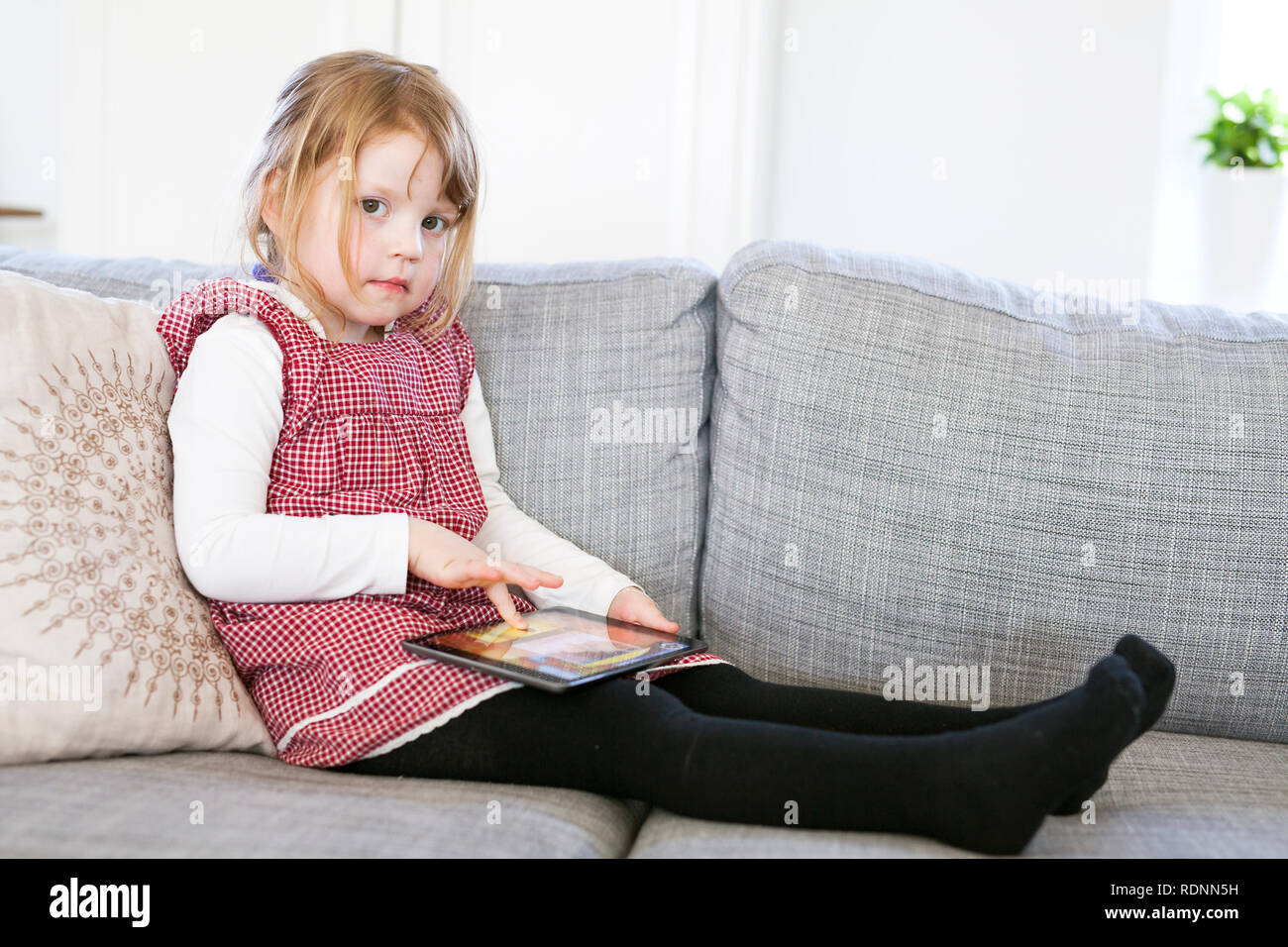 Fille avec une tablette Banque D'Images