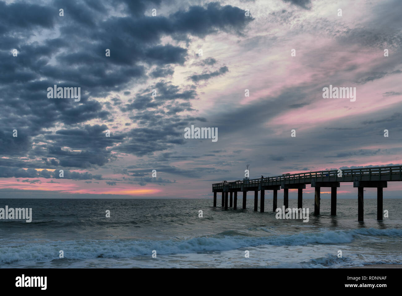 Lever du soleil à la Saint Augustine Beach Pier, ou de Saint Johns County Ocean Pier, à Saint Augustine, Floride Banque D'Images