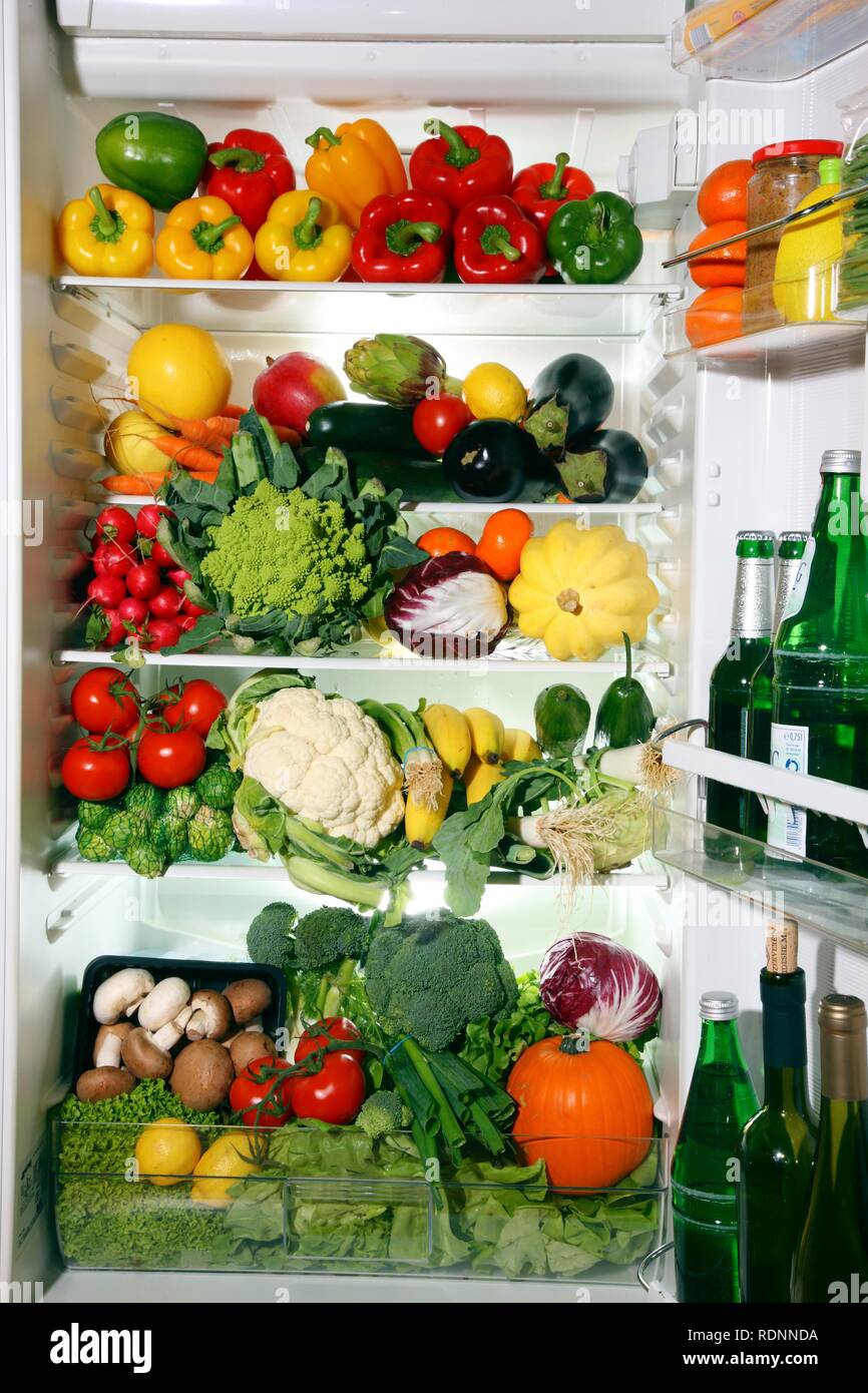 Un réfrigérateur rempli de différentes sortes de légumes et fruits Photo  Stock - Alamy