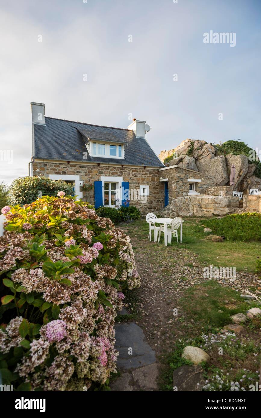 Maison en bord de mer, la Gouffre, Plougrescant, Côte de Granit Rose, Côtes d'Armor, Bretagne, France Banque D'Images