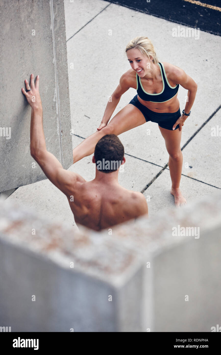 Les athlètes qui s'étend à stade Banque D'Images