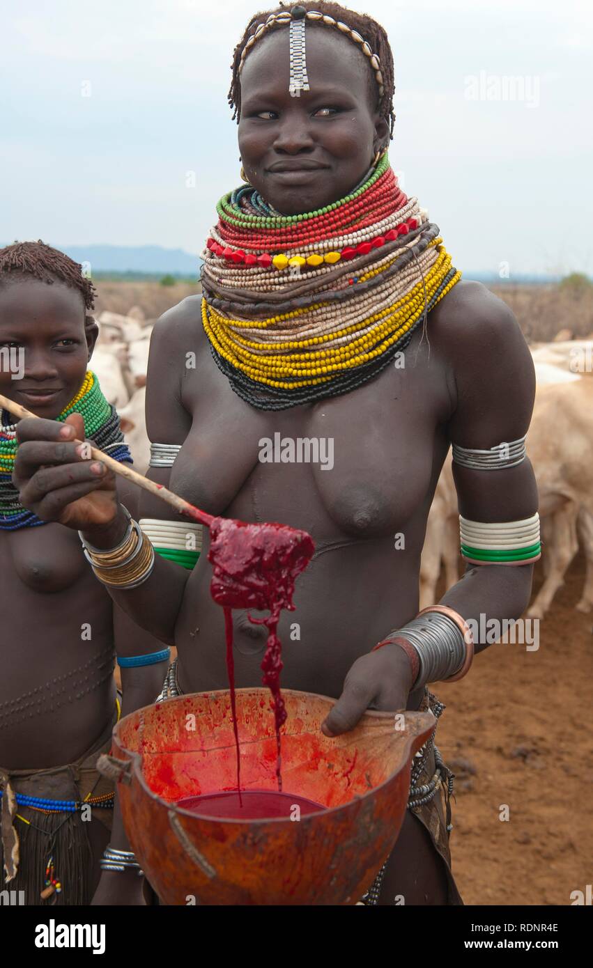 Le mélange de sang de vache femme, les Nyangatom, Bume Buma ou tribu, éthiopienne, vallée de l'Omo Banque D'Images