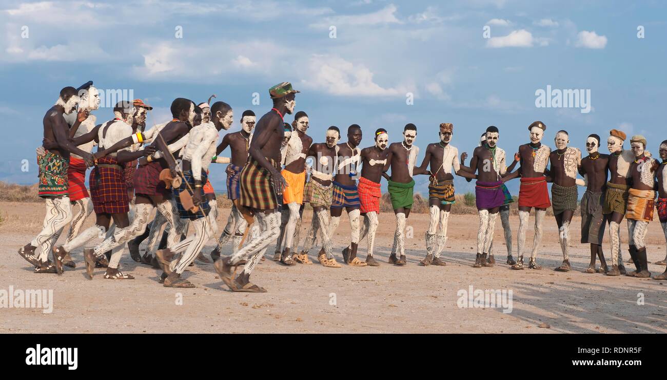 Les Nyangatom, Bumi, cérémonie danse tribale de la vallée de la rivière Omo, Ethiopie, Afrique, Banque D'Images