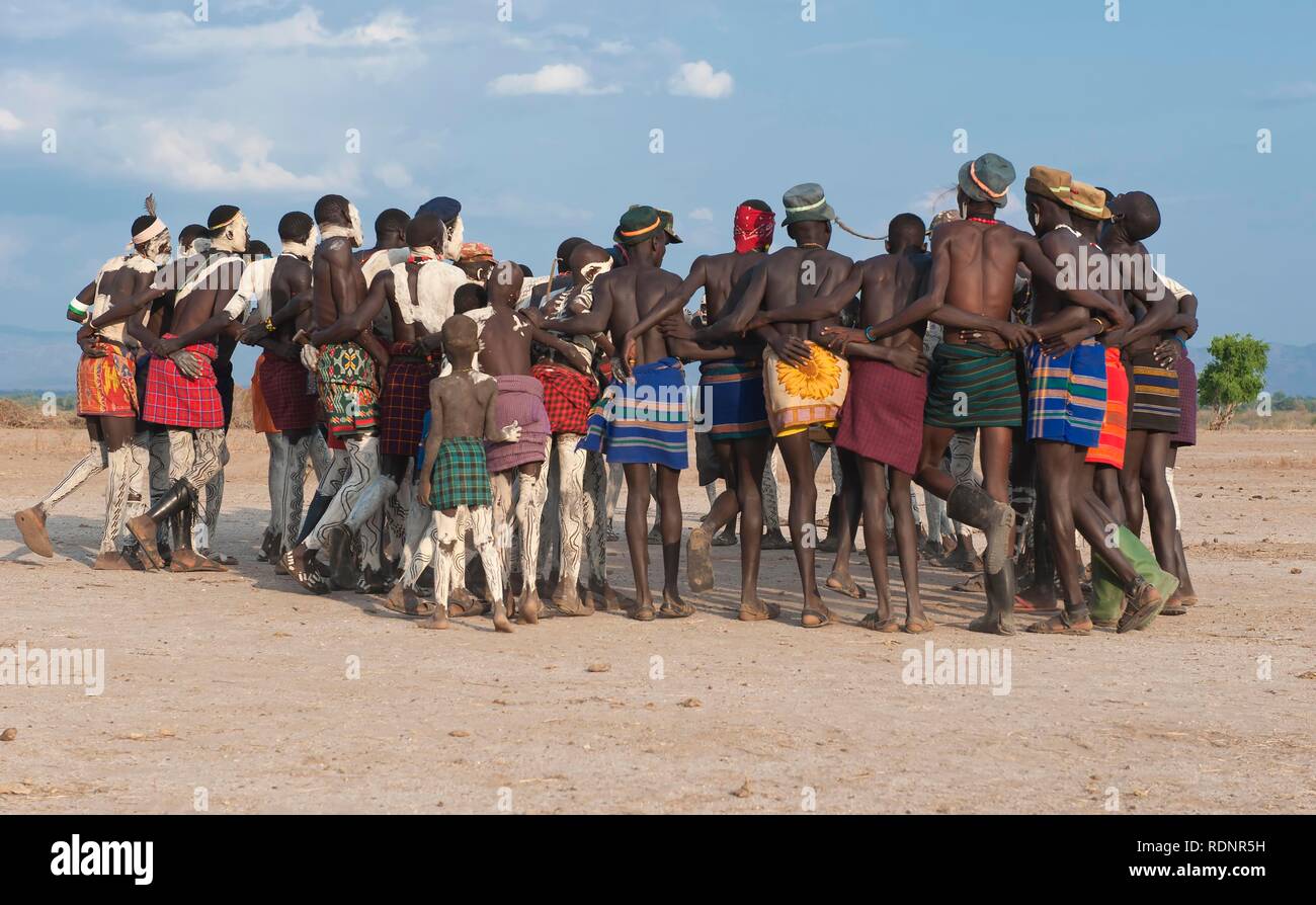 Les Nyangatom, Bumi, cérémonie danse tribale de la vallée de la rivière Omo, Ethiopie, Afrique, Banque D'Images
