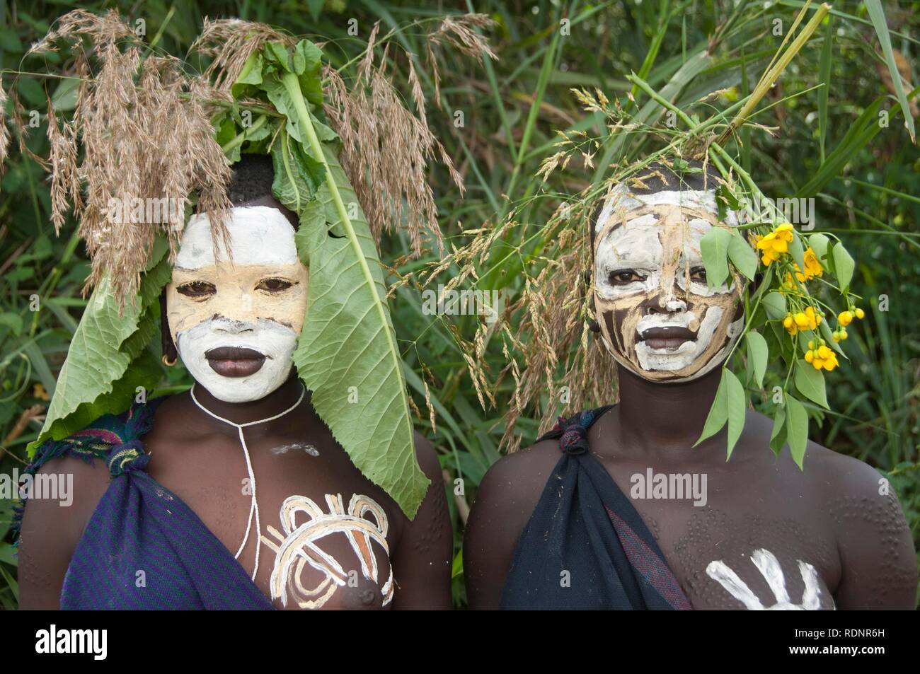 Deux femmes Surma avec peintures corporelles, Kibish, vallée de l'Omo Valley, l'Éthiopie, l'Afrique Banque D'Images
