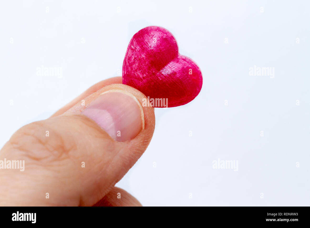 Petite candy coeur dans le doigt Banque D'Images