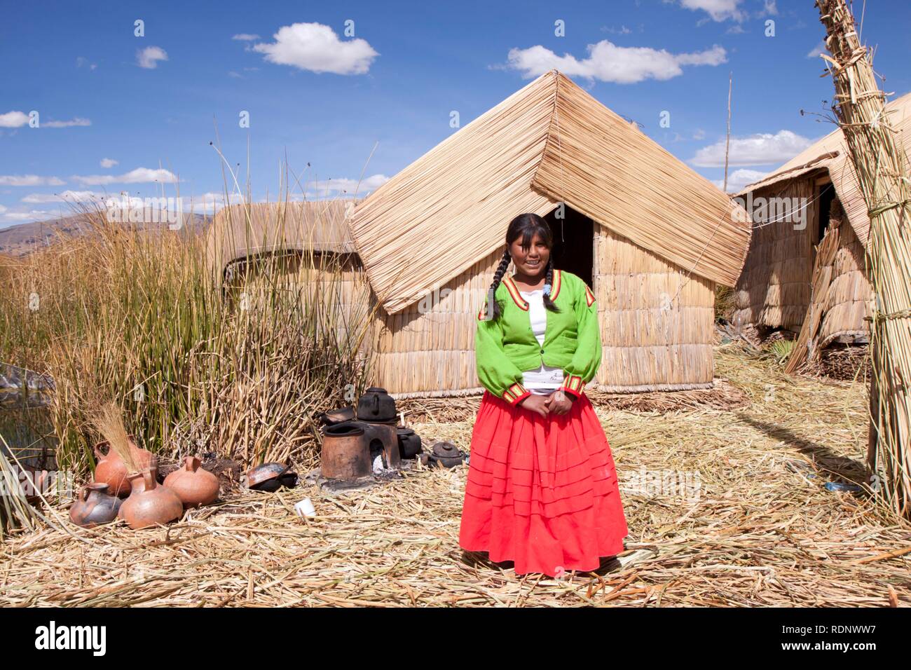 Jeune fille sur une île flottante Uro, Lac Titicaca, Pérou, Amérique du Sud Banque D'Images