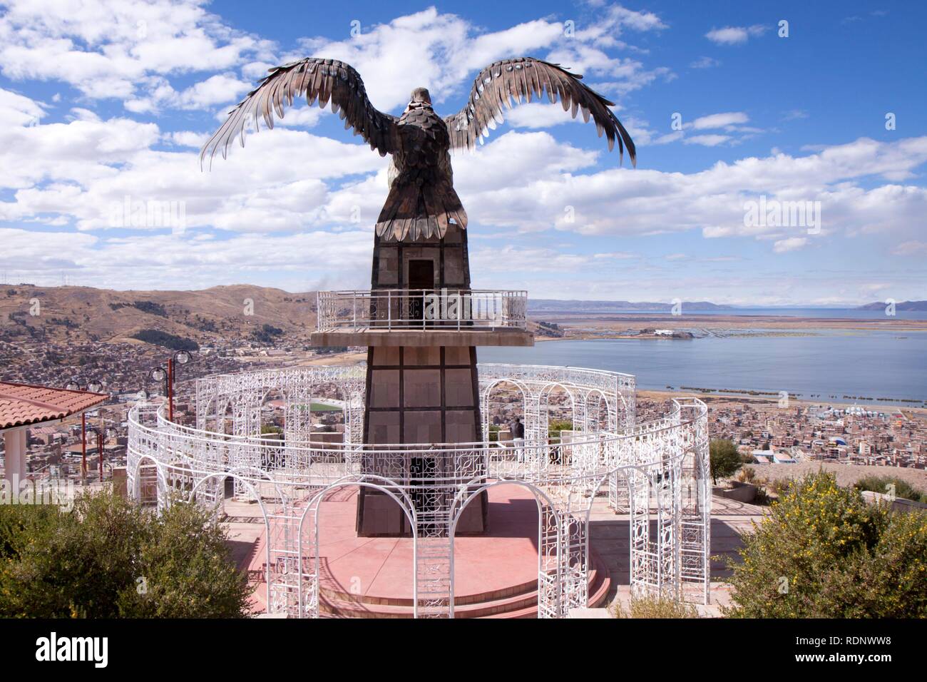 Statue de Condor à un belvédère sur la ville, Puno, Pérou, Amérique du Sud Banque D'Images