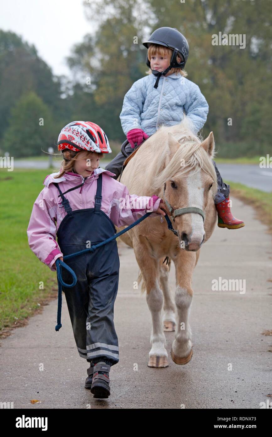 Deux jeunes filles avec un poney Banque D'Images