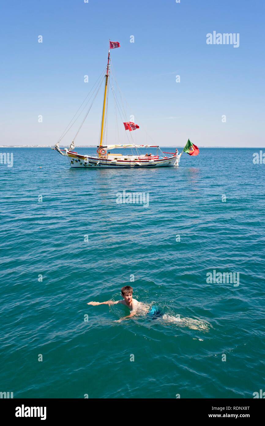 Natation nageur à partir d'un bateau, Lagos, Algarve, Portugal, Europe Banque D'Images