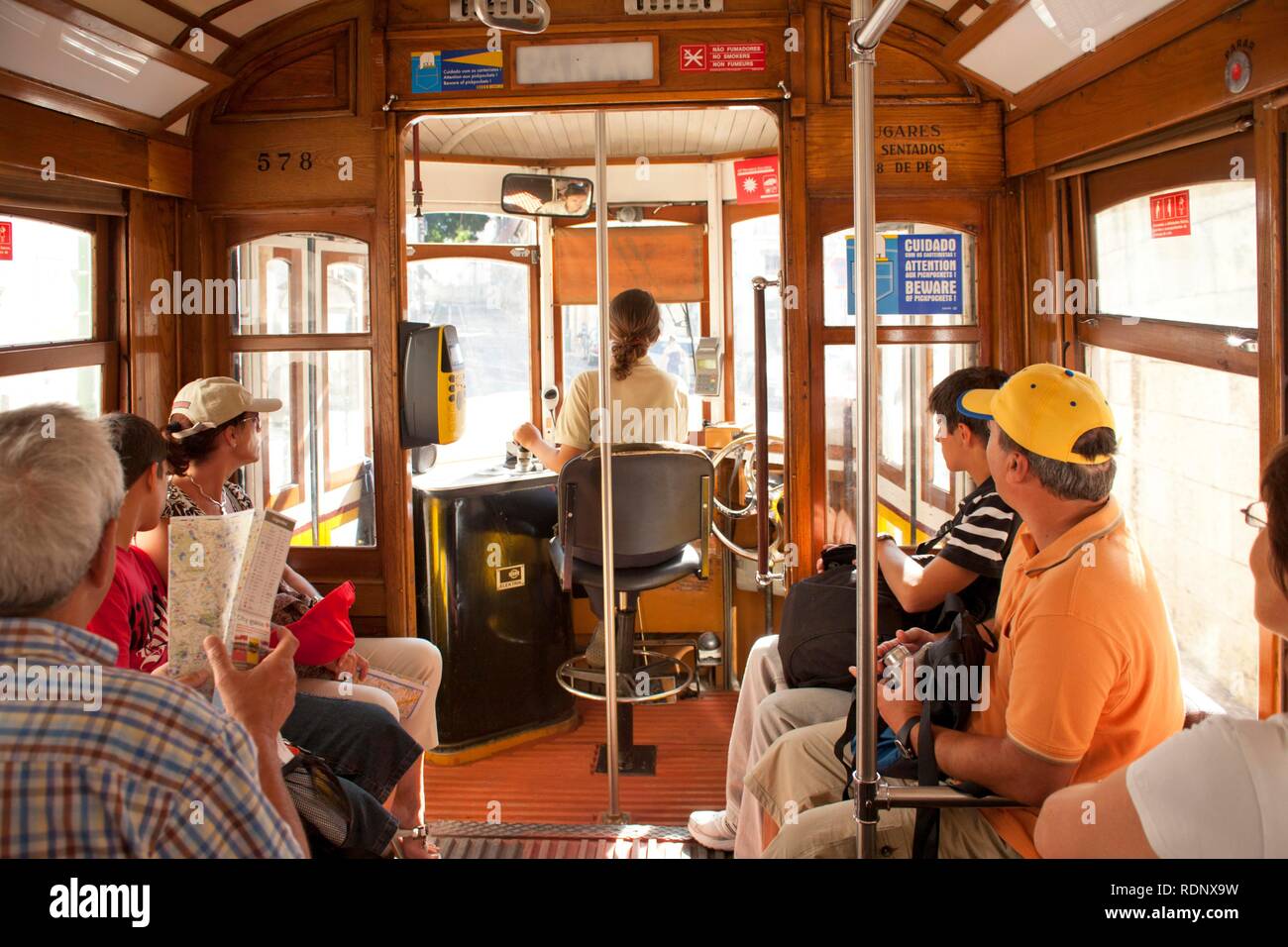 À l'intérieur d'un tramway sur la ligne 28, Lisbonne, Portugal, Europe Banque D'Images