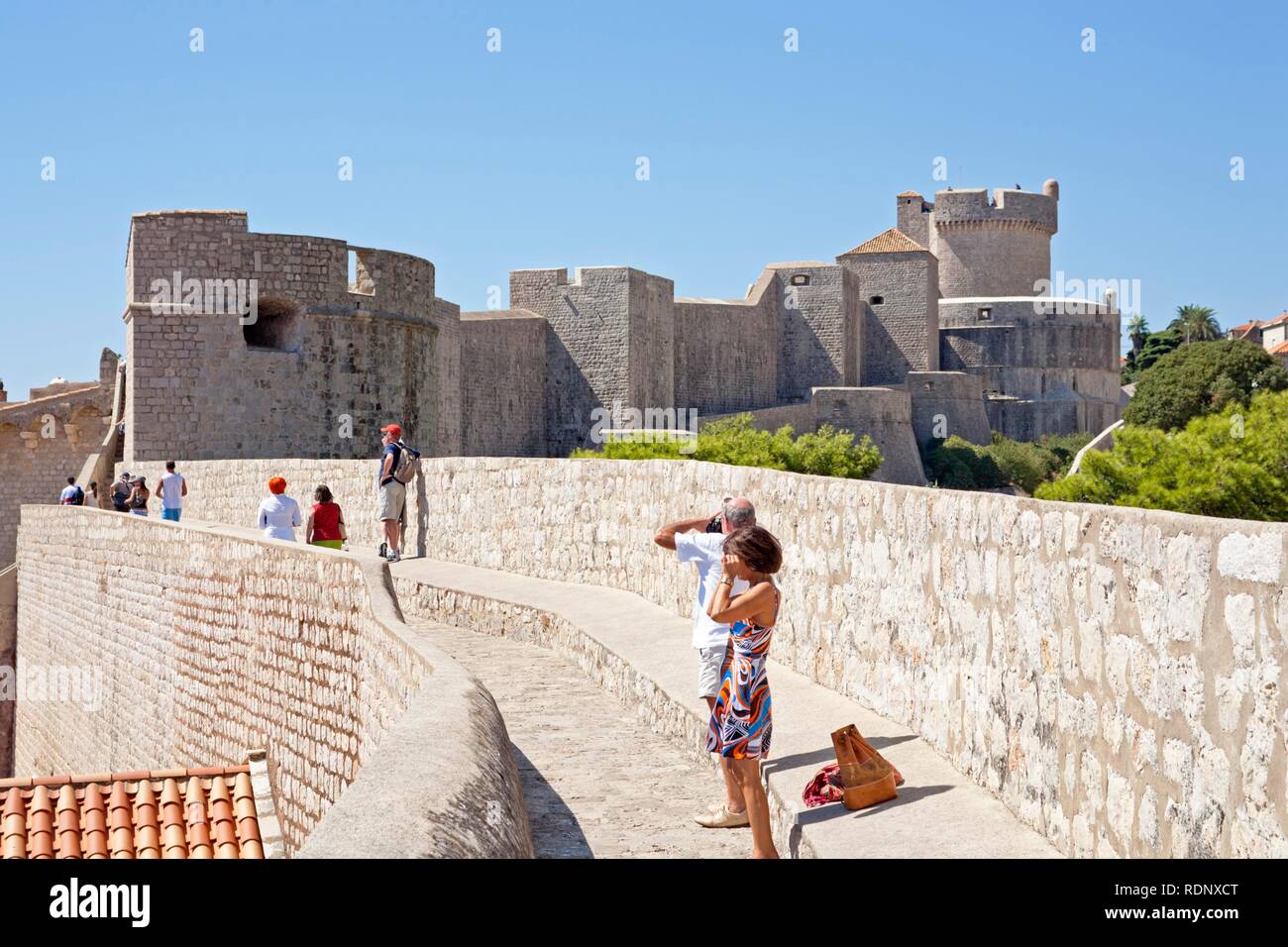 Sur le mur de la ville de la ville historique de Dubrovnik, Fort Minceta, Dalmatie du sud, Côte Adriatique, Croatie, Europe Banque D'Images