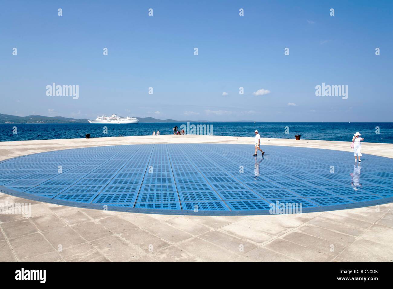 Cercle de cellules solaires à l'eau avant de Zadar, Côte Adriatique, la Dalmatie, Croatie, Europe Banque D'Images