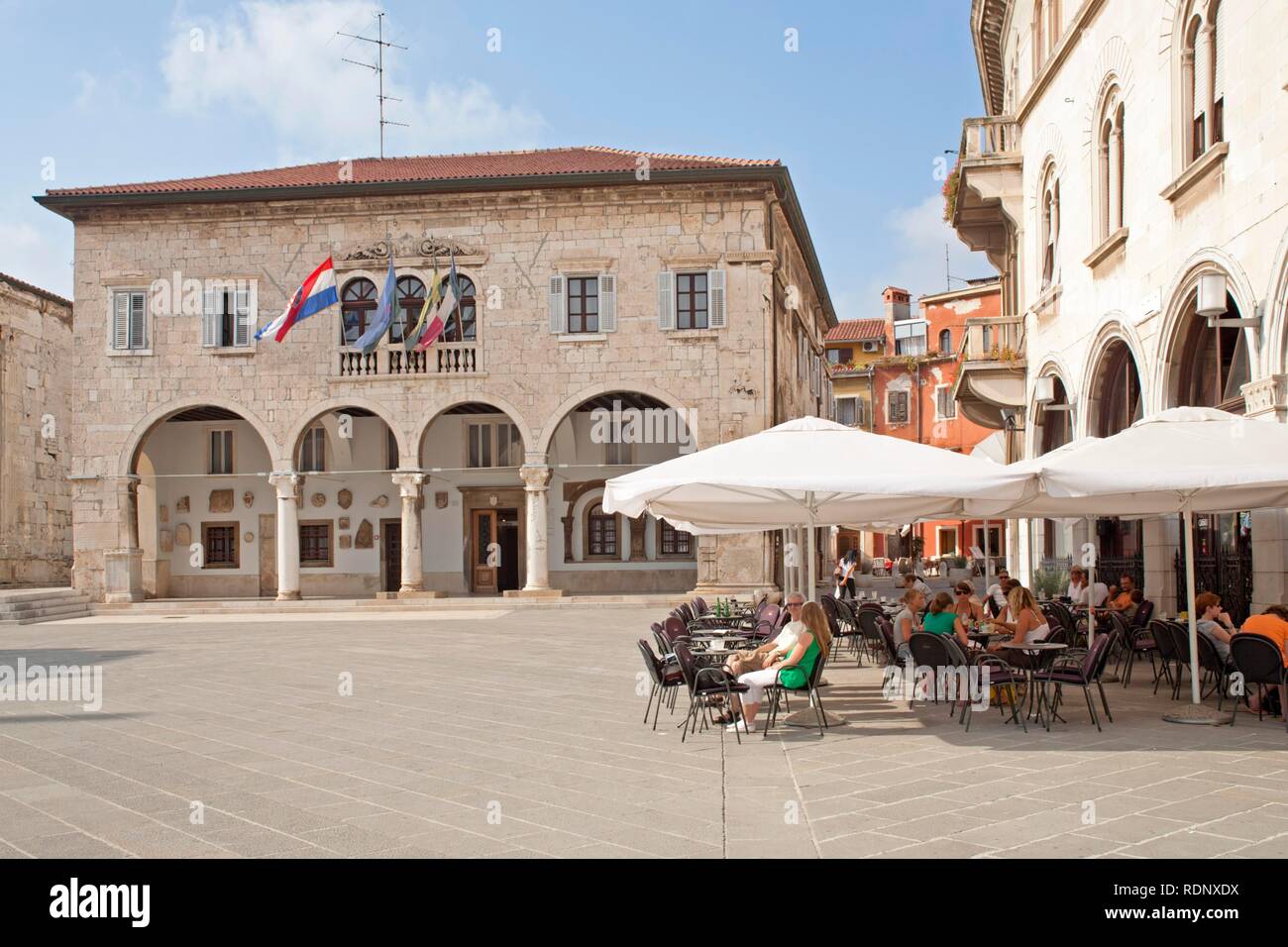 Hôtel de ville de Venise, de la place principale de Pula, Istrie, Adriatique, Croatie, Europe Banque D'Images