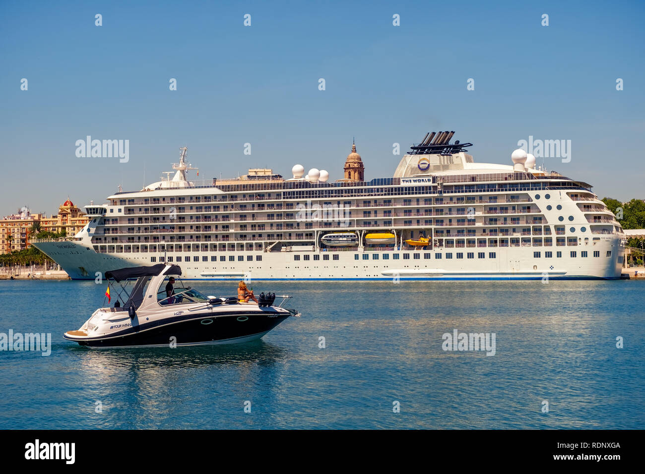 Malaga, Espagne - 17 avril 2018. Un petit yacht et le monde, la plus importante entreprise privée de location résidentielle, à Malaga, Espagne port Banque D'Images