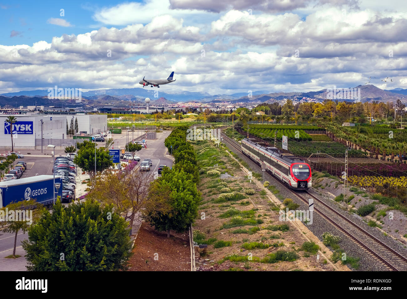 Malaga, Espagne - 07 avril 2018. L'atterrissage de l'avion sur le centre commercial Banque D'Images