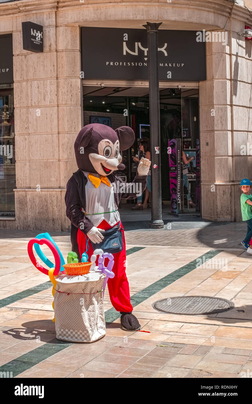 Malaga, Espagne - le 26 mai 2018. Disney Mickey Mouse personnage costumé la vente de ballons pour les enfants à la place de la Constitution, la ville de Malaga, Costa del Sol, Banque D'Images