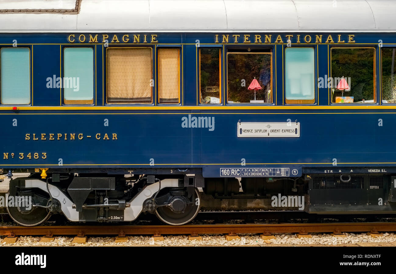 Le légendaire Venice Simplon Orient Express est prête à partir de la gare la ruse. Le bateau train voyage entre Paris et Istanbul. Banque D'Images