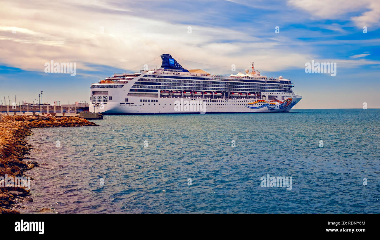 Malaga, Espagne - le 23 mars 2018. Le magnifique bateau de croisière Norwegian Spirit à Malaga, Espagne Port. Banque D'Images