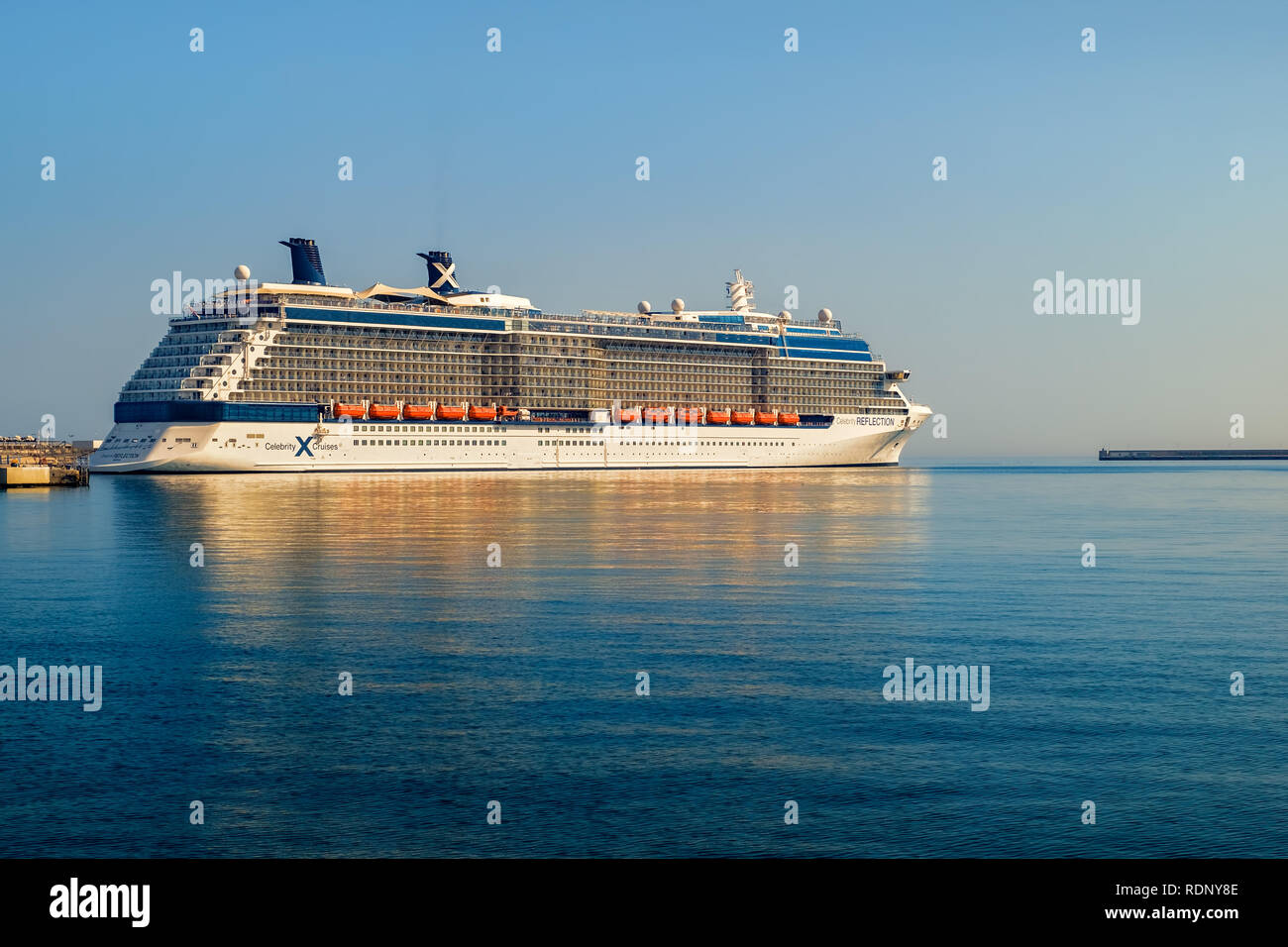 Malaga, Espagne - 05 août 2018. Réflexion Celebrity Cruise ship détenu et exploité par Celebrity Cruises, accosté au port de la ville de Malaga, Costa de Banque D'Images