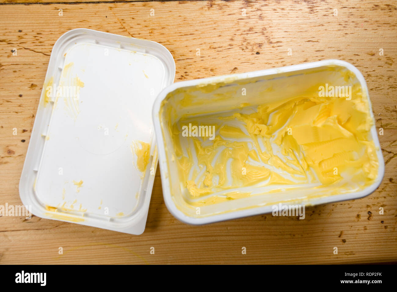 Bain à remous ouvert de la margarine sur table en bois Banque D'Images