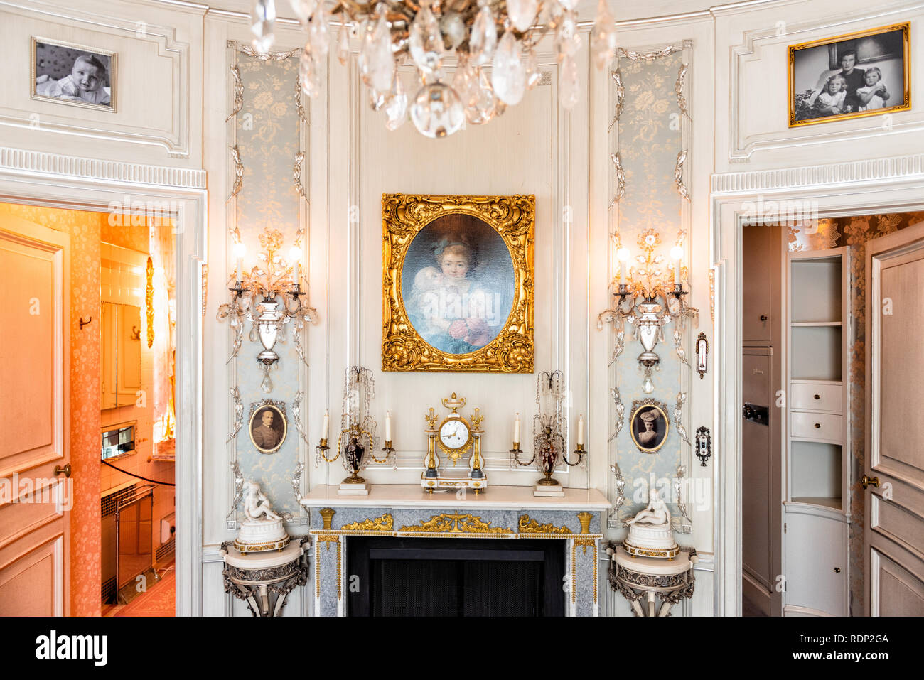 WASHINGTON, DC - un petit bureau privé zone adjacente à sa chambre à coucher que Marjorie Merriweather Post utilisé. Hillwood Estate et Museum de Washington DC est l'ancienne résidence de businesswoman, socialite, philanthrope et collectionneur, Marjorie Merriweather Post, Hillwood est connue pour le logement et l'affichage Post's grande collection d'arts décoratifs, en particulier dans les collections de la maison des Romanov, y compris les oeufs de Fabergé. Autres faits saillants sont 18e et 19e siècle l'art français et l'une des plus belles collections d'orchidées du pays. Banque D'Images