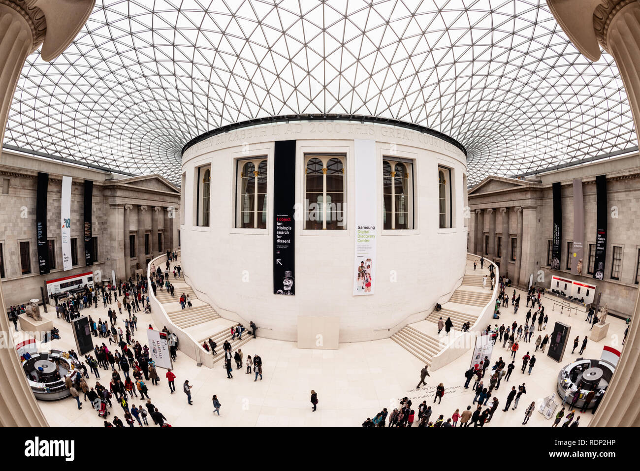 British Museum Great court London // photo prise avec un objectif fisheye plein format Nikon 16mm f/2,8 sur un NIKON D810 à 16mm et ƒ / 8,0. Le British Museum de Londres abrite une vaste collection d'art et d'artefacts du monde entier, reflétant l'histoire humaine, la culture et les civilisations du monde entier. Banque D'Images