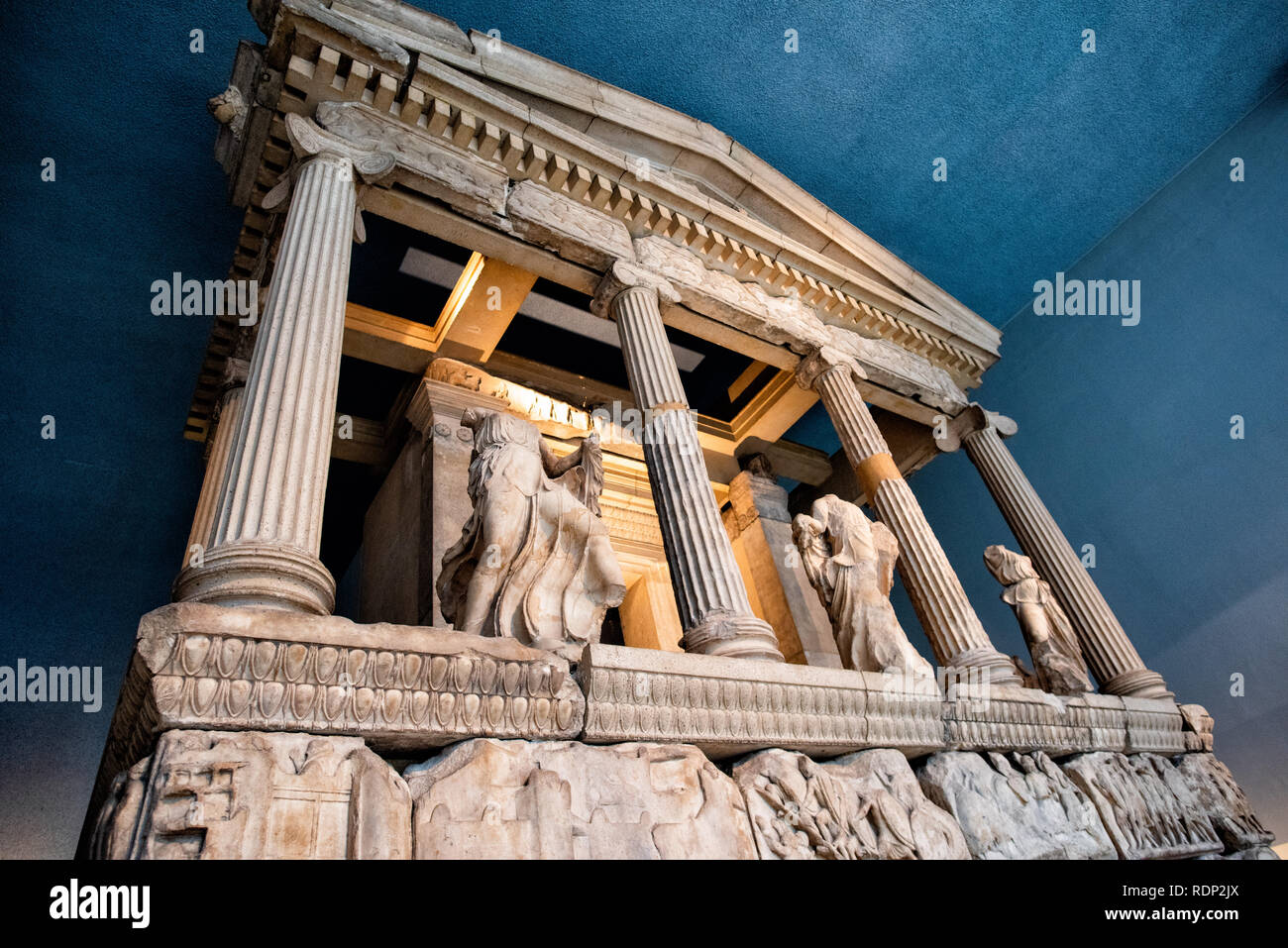 ISTANBUL, Turquie / Türkiye — LONDRES, Royaume-Uni - le Monument Néréide, la plus grande et la plus belle des tombes Lykian trouvées près de Xanthos dans le sud-ouest de la Turquie. Il est nommé d'après les figures de Néréides, les filles du Dieu de la mer Nereus, qui sont placées entre les colonnes. Il a été construit autour de 390-380 av. J.-C. Le British Museum, à Londres, est l'un des plus grands et des plus complets musées du monde. Il est dédié à l'histoire humaine, l'art et la culture, et a été créé en 1753. Le British Museum de Londres abrite une vaste collection d'art et d'artefacts du monde, reflétant l'histoire humaine, la culture et Banque D'Images