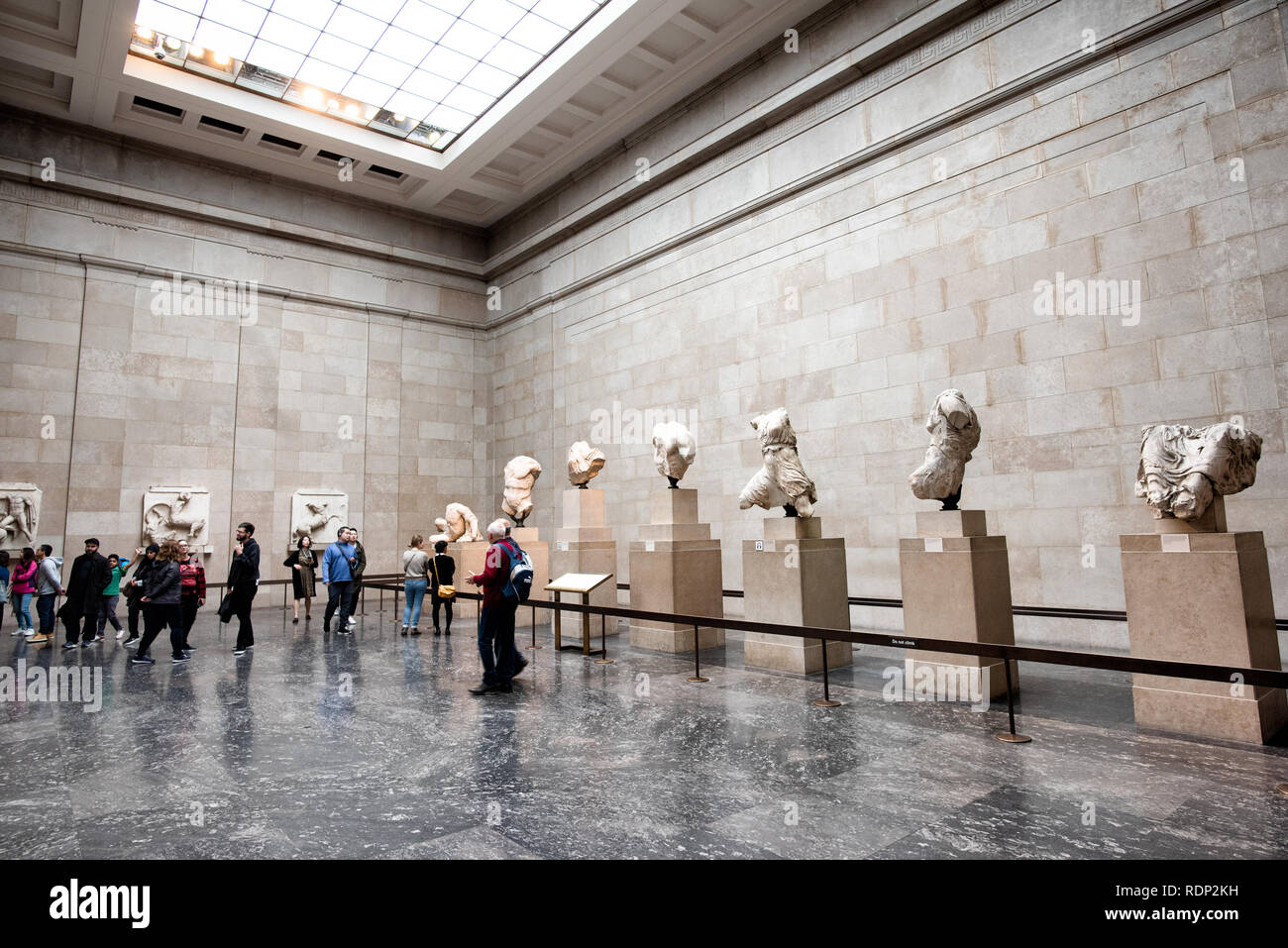 Londres, UK - les marbres d'Elgin, ou des sculptures du Parthénon, sont une collection de sculptures en marbre grec classique faite sous la supervision de l'architecte et sculpteur Phidias. Ils ont été à l'origine partie du temple du Parthénon et d'autres bâtiments sur l'acropole d'Athènes, et le maintien de leur présence au Musée Britannique à l'encontre de la Grèce à la demande de leur retour a conduit à une controverse internationale. Le British Museum, à Londres, est l'un des plus grands et plus complète des musées du monde. Il est dédié à l'histoire humaine, l'art et de la culture, et a été créé en 1753 Banque D'Images