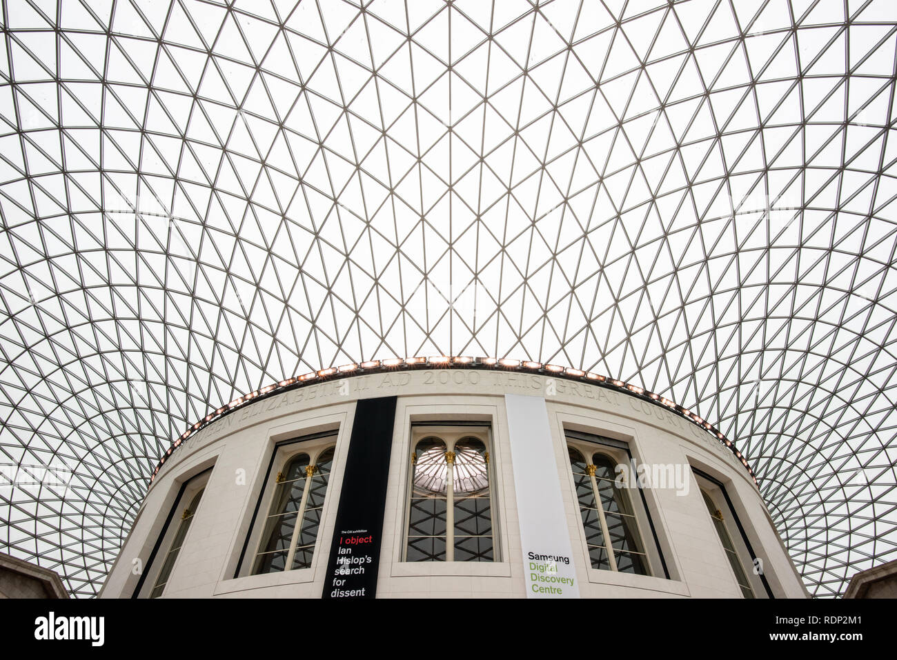 Londres, Royaume-Uni - le Queen Elizabeth II Great Court, ou grande cour couverte, un qandrangle au cœur du British Museum. Le British Museum, à Londres, est l'un des plus grands et plus complète des musées du monde. Il est dédié à l'histoire humaine, l'art et de la culture, et a été créé en 1753. Banque D'Images