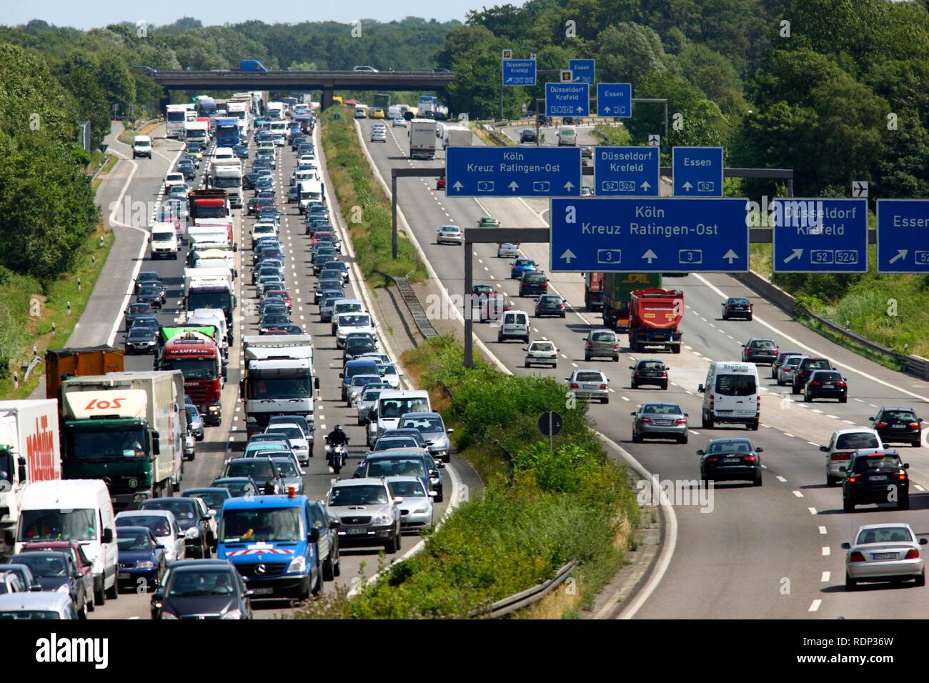 Embouteillage sur l'autoroute A3, Breitscheider Kreuz junction en direction d'Oberhausen, Düsseldorf, Rhénanie du Nord-Westphalie Banque D'Images Embouteillage sur l'autoroute A3, Breitscheider Kreuz junction en direction d'Oberhausen, Düsseldorf, Rhénanie du Nord-Westphalie Banque D'Images