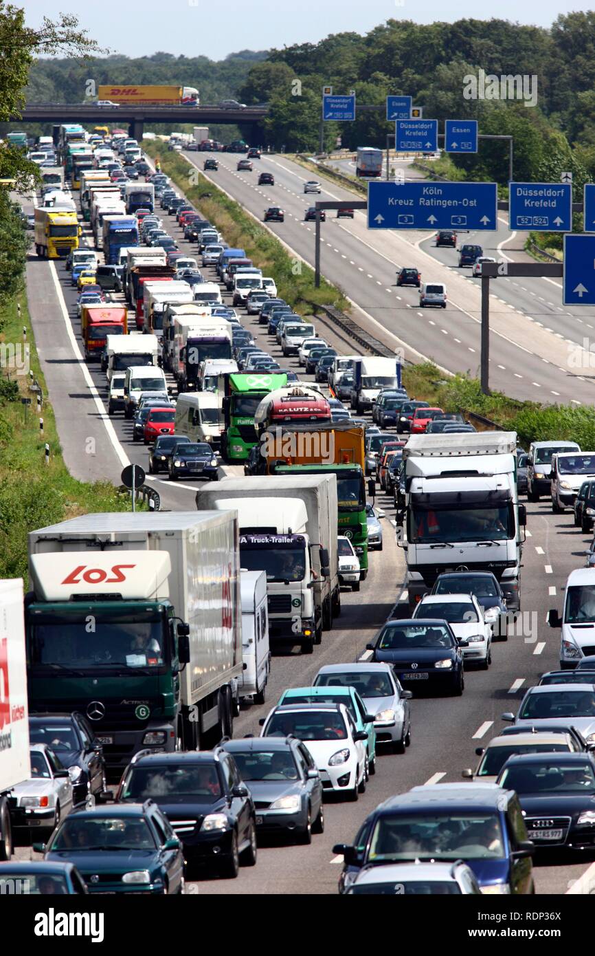 Embouteillage sur l'autoroute A3, Breitscheider Kreuz junction en direction d'Oberhausen, Düsseldorf, Rhénanie du Nord-Westphalie Banque D'Images Embouteillage sur l'autoroute A3, Breitscheider Kreuz junction en direction d'Oberhausen, Düsseldorf, Rhénanie du Nord-Westphalie Banque D'Images