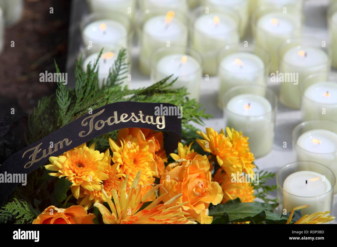 Zum Lettrage Todestag L Allemand Pour En Commemoration De L Anniversaire De La Mort Une Gerbe De Fleurs Sur Une Tombe Photo Stock Alamy