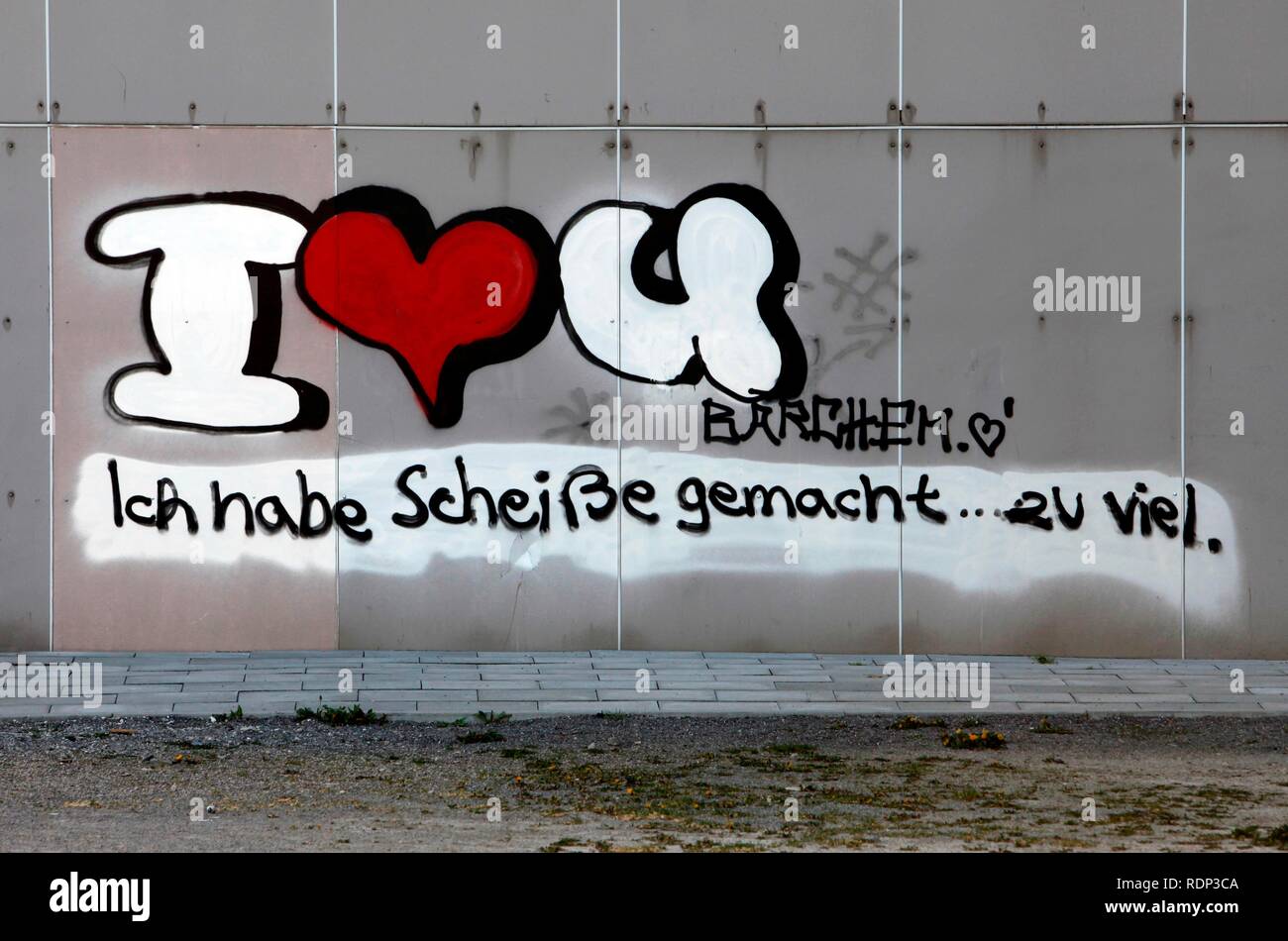 Graffiti sur un bâtiment, des excuses par écrit en allemand pour une erreur dans un rapport d'amour Banque D'Images