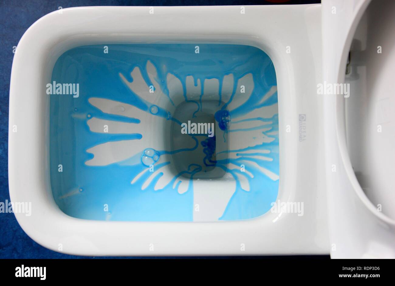 La cuvette des toilettes avec un nettoyant toilettes bleu Photo Stock