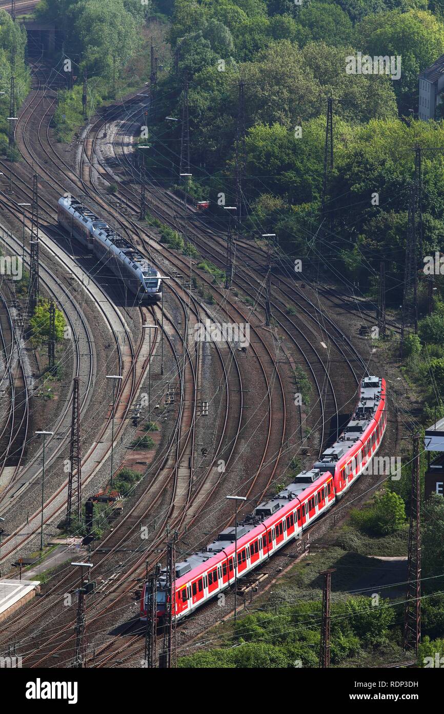 Train de banlieue et trains régionaux sur la piste, chemin de fer, réseau de voies à côté de la gare principale d'Essen, Essen Banque D'Images