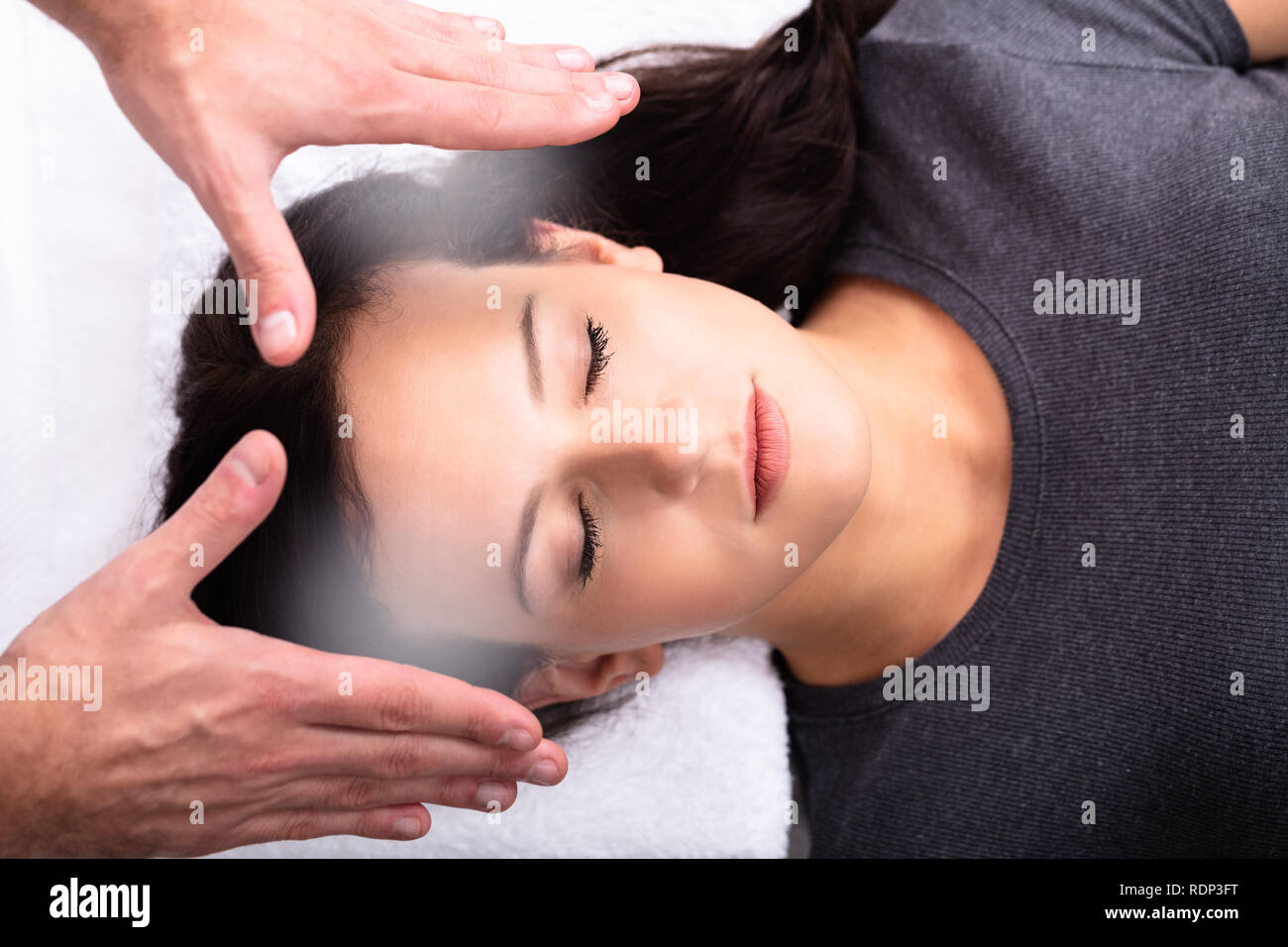 Close-up d'un thérapeute donnant la main Traitement de guérison reiki pour femme à Spa Banque D'Images