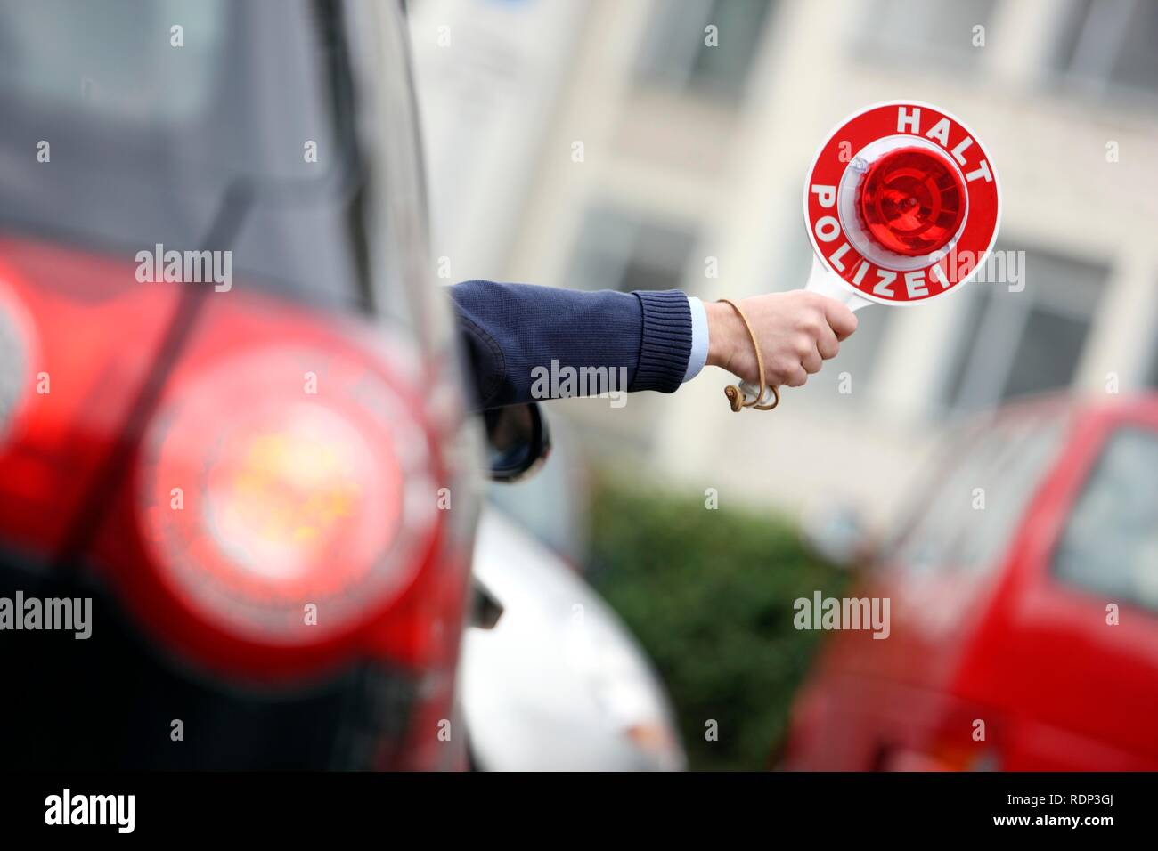 Voiture banalisée, agent de police l'arrêt d'un véhicule équipé d'un disque de signalisation Banque D'Images Voiture banalisée, agent de police l'arrêt d'un véhicule équipé d'un disque de signalisation Banque D'Images