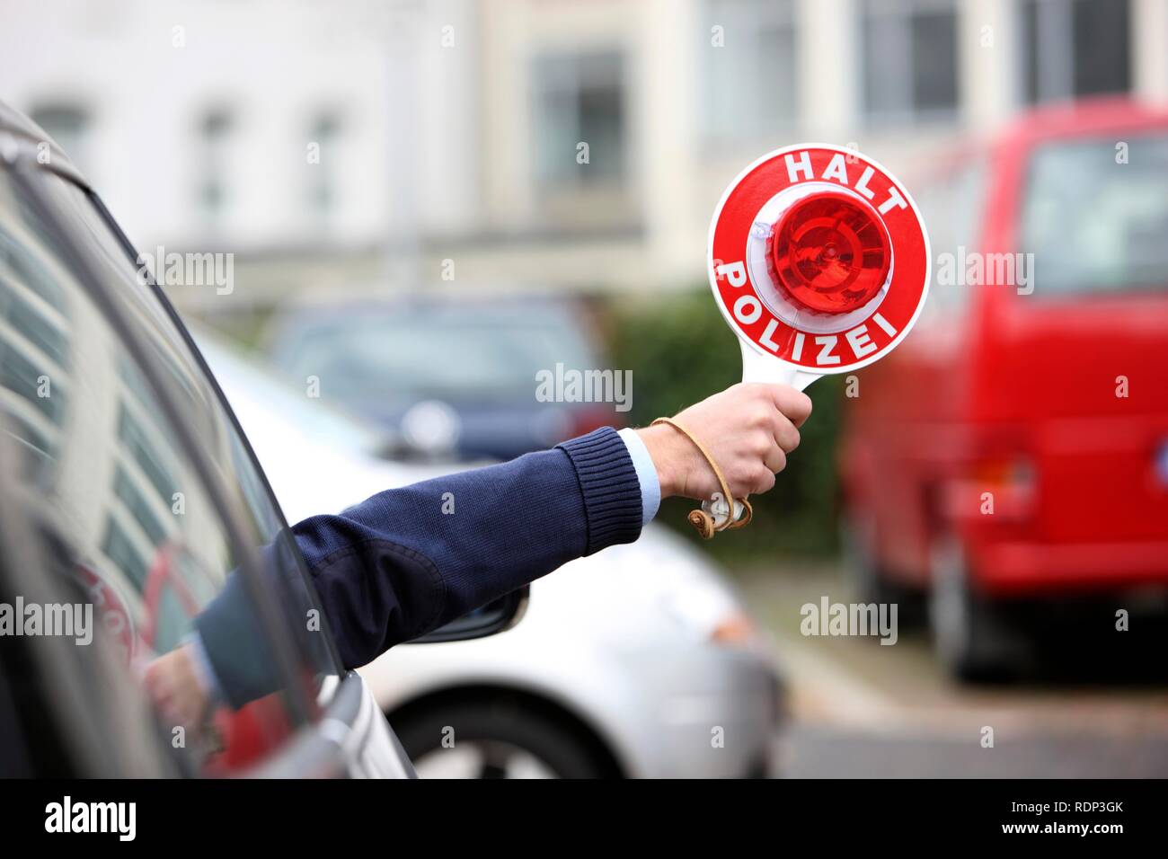 Voiture banalisée, agent de police l'arrêt d'un véhicule équipé d'un disque de signalisation Banque D'Images Voiture banalisée, agent de police l'arrêt d'un véhicule équipé d'un disque de signalisation Banque D'Images
