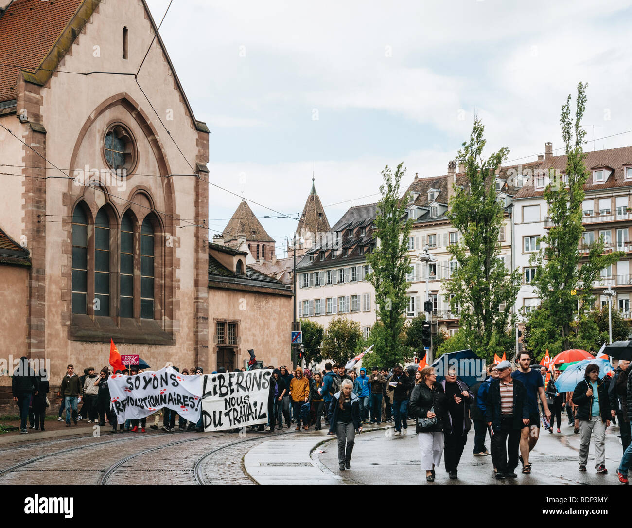 STRASBOURG, FRANCE - Sep 12, 2018 : fermeture de rue avec foule marchant au cours d'une journée de protestation nationale française contre la réforme du travail proposé par Emmanuel Macron Gouvernement Banque D'Images