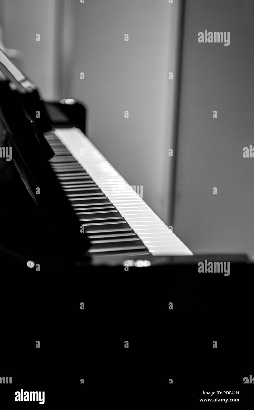 Piano de luxe boutique magasin de vente d'instruments de musique pianos  exclusif et royal grand piano - noir et whtie Photo Stock - Alamy