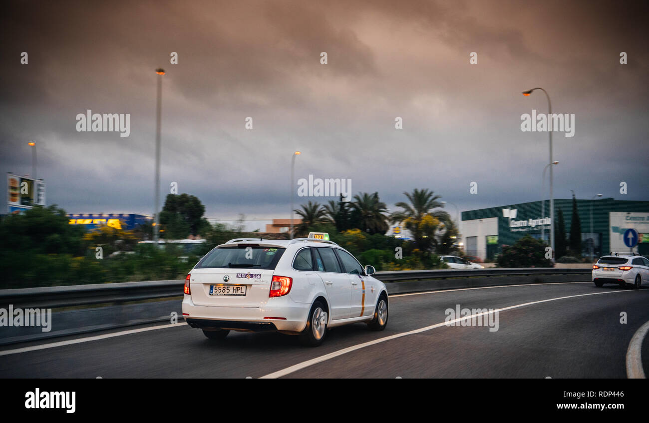Palma De Majorque Espagne 10 Mai 18 Fast Skoda Octavia Estate Taxi Voiture Conduite Rapide Sur L Autoroute A Palma De Mallorca Au Crepuscule Photo Stock Alamy