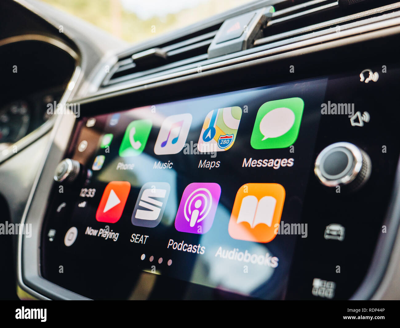 PALMA DE MAJORQUE, ESPAGNE - 10 MAI 2018 : vue latérale du grand écran de l'ordinateur de bord avec des apps boutons sur l'écran principal d'Apple CarPlay dans tableau de bord de voiture moderne Banque D'Images