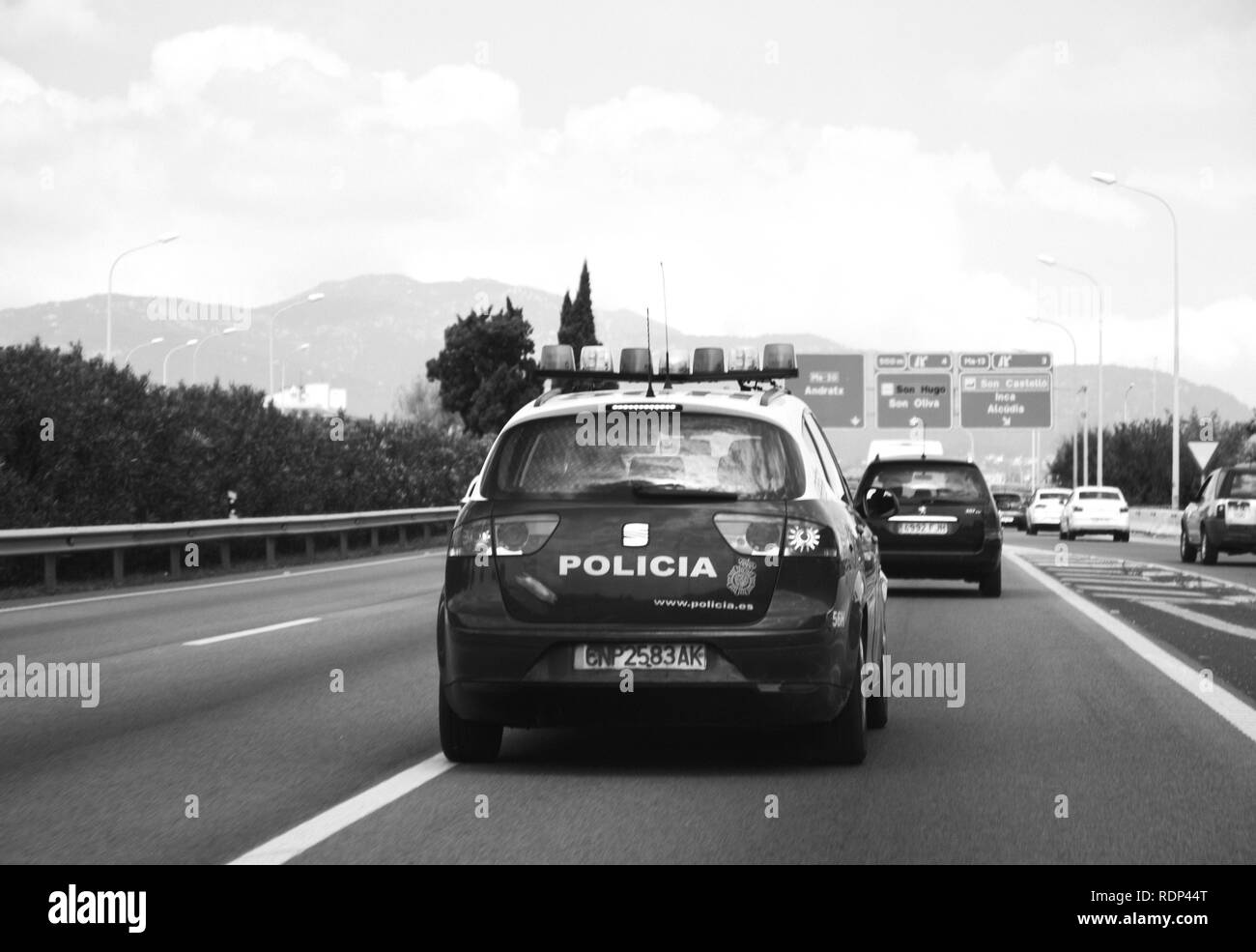 PALMA DE MAJORQUE, ESPAGNE - 10 MAI 2018 : Dur POV sur la police Policia arpentage voiture de l'autoroute de l'île espagnole sur durant la période des fêtes - noir et blanc Banque D'Images
