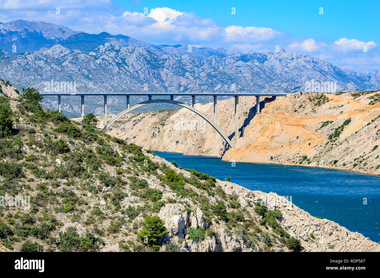 Paysage de montagne avec un pont en béton sur la baie. Banque D'Images