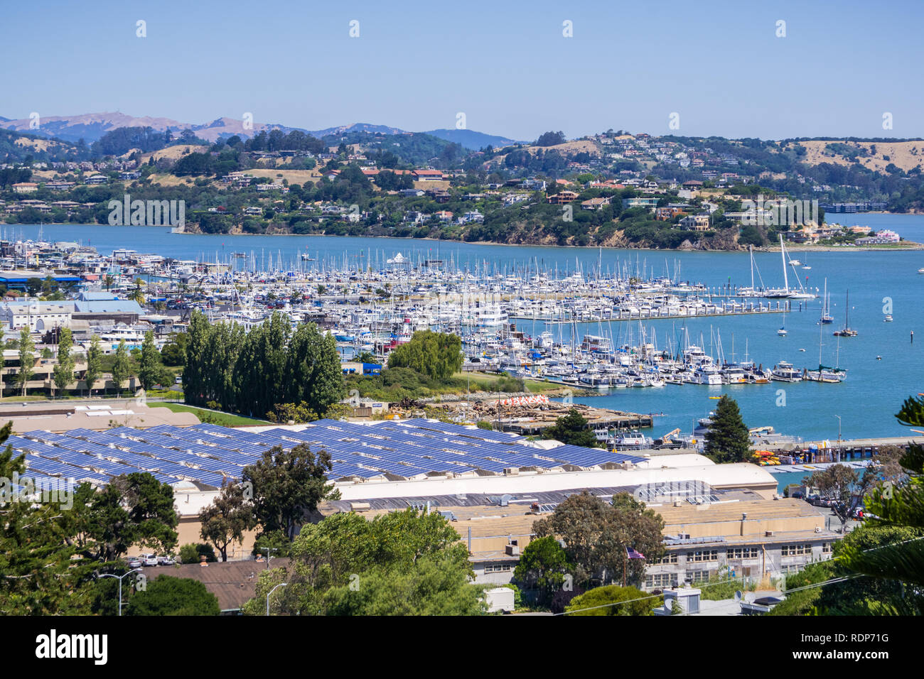 Vue aérienne de la baie de Plaisance et des collines de Sausalito ; des panneaux solaires installés sur le toit d'un immeuble, baie de San Francisco, Californie Banque D'Images