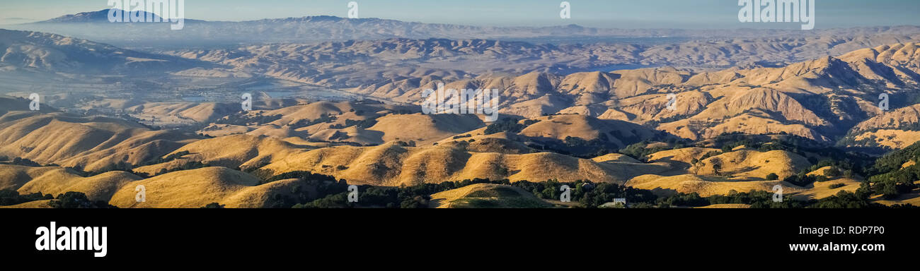 Vue panoramique vers le Mont Diablo au coucher du soleil depuis le sommet du pic de la Mission, baie de San Francisco, Californie Banque D'Images