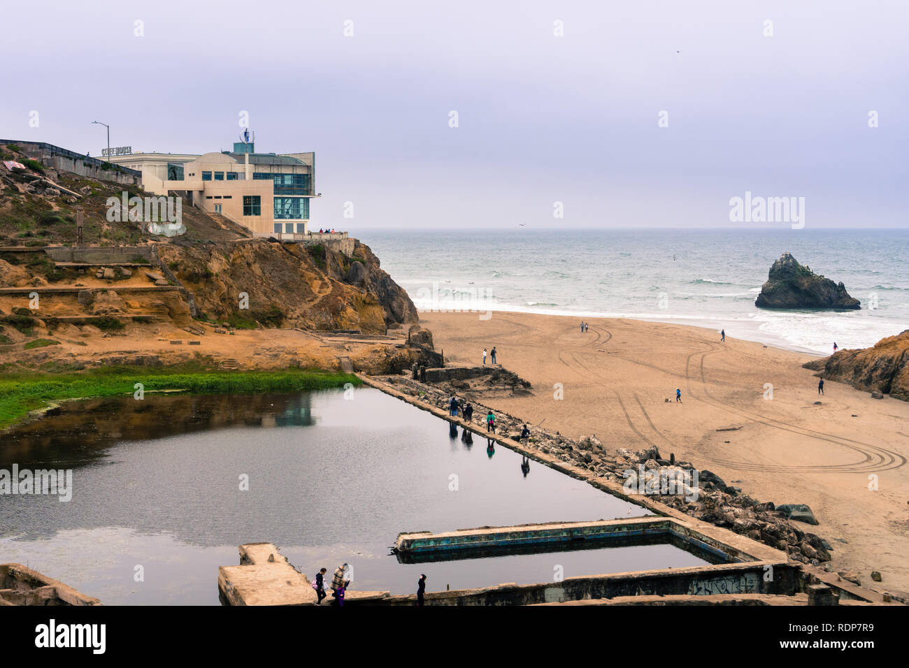 Ruines de la Sutro baths sur un jour nuageux ; la falaise chambre à l'arrière-plan, Lands End, San Francisco, Californie Banque D'Images