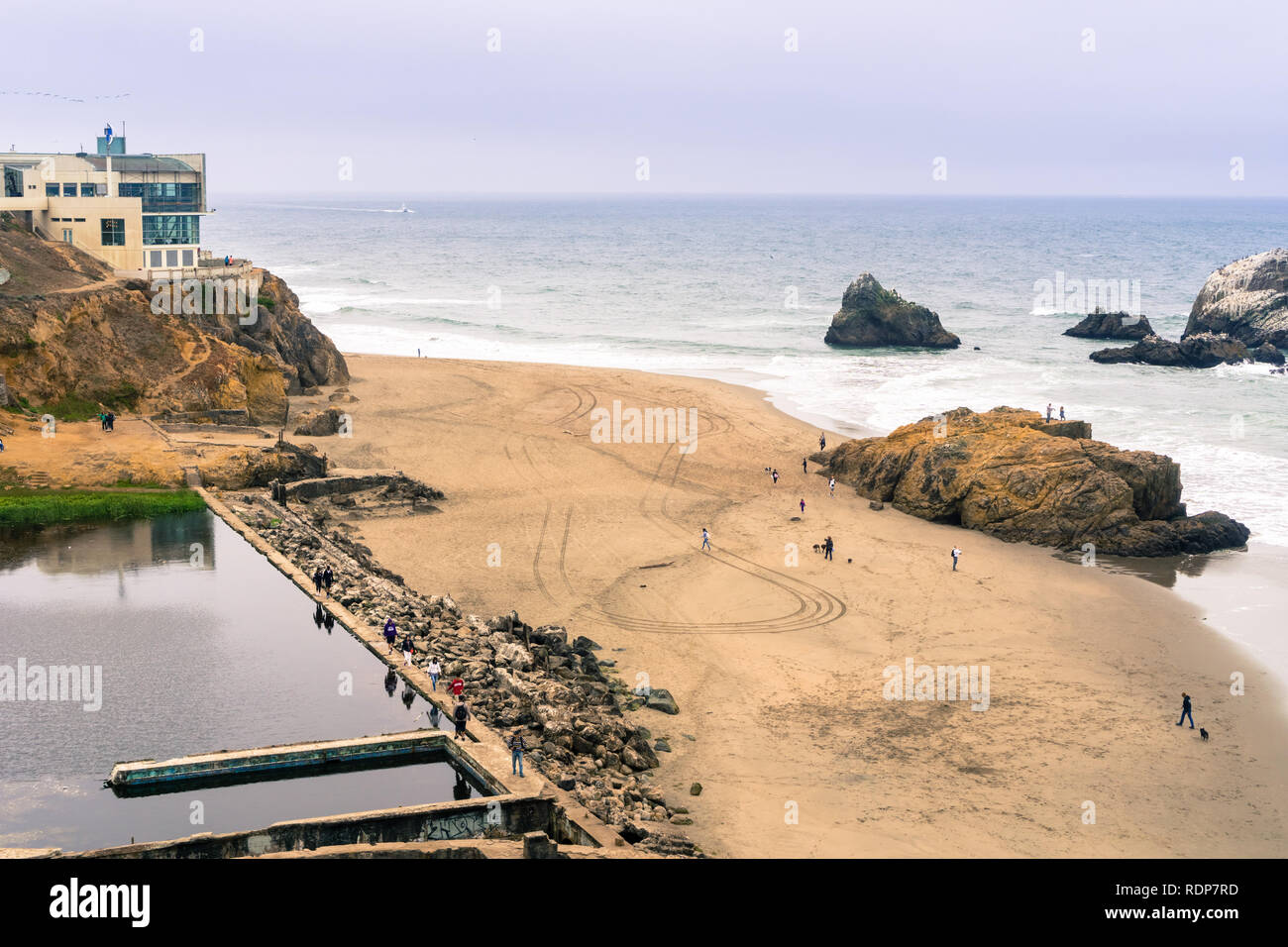Ruines de la Sutro baths sur un jour nuageux ; la falaise chambre à l'arrière-plan, Lands End, San Francisco, Californie Banque D'Images